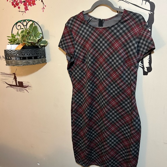 Black and Red Checkered Pattern Dress - Picture 3 of 6